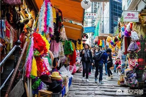 擺地?cái)側(cè)绾握邑浽矗? />2.義烏</p><p>相信每個(gè)人一說到便宜的批發(fā)市場，首想的就是義烏，義務(wù)是中國小商品市場的集中地，在這個(gè)地方很多東西(如玩具、杯子等等)都是直接稱斤賣的，價(jià)格低到無法想象，比如我們常見的市面上一個(gè)十幾二十元的杯子，在義烏只需要兩三元錢;我們?nèi)粘Ｙ徺I的一根1元甚至2元的筆芯，在義烏就一兩毛錢，所以如果經(jīng)營小商品的，可以到義烏去逛一逛看一看，這么大的名氣不是沒有道理的。</p><p></p><p>3.1688</p><p>當(dāng)然義烏還是有距離的，特別是對于首次創(chuàng)業(yè)的人員來說，來回一趟義烏的費(fèi)用，可能已經(jīng)足夠出幾次貨物的價(jià)格了，所以說義烏對于華東六省一市還有一定的優(yōu)勢，但是對于很多中西部的地區(qū)商家來說，距離實(shí)在太遠(yuǎn)，因此可以選擇在阿里巴巴(不是淘寶天貓)上尋找貨源，阿里巴巴主要做的就是批發(fā)的(淘寶天貓是零售的)，阿里巴巴上貨源品種相比于義烏更加的完善與豐富，所以對于距離義烏較遠(yuǎn)得的地方可以選擇在里巴巴上嘗試。</p><p></p><p>4.當(dāng)?shù)嘏l(fā)市場</p><p>如果真的不愿意去網(wǎng)上淘看這些東西，又找不到自己城市的義務(wù)小商品市場，那可以就近找一下自己區(qū)域所在的批發(fā)市場——這種批發(fā)市場幾乎每個(gè)城市都有。</p></div><div   id=